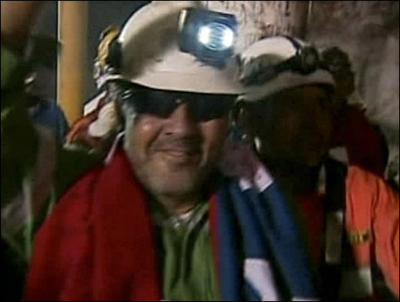 بعد سنوات.. 5 من عمال المنجم الناجين يتممون مراسم زواجهم! صورة رقم 9 بعد سنوات.. 5 من عمال المنجم الناجين يتممون مراسم زواجهم! صورة رقم 9