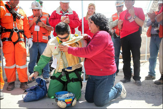 بعد سنوات.. 5 من عمال المنجم الناجين يتممون مراسم زواجهم! صورة رقم 28 بعد سنوات.. 5 من عمال المنجم الناجين يتممون مراسم زواجهم! صورة رقم 28