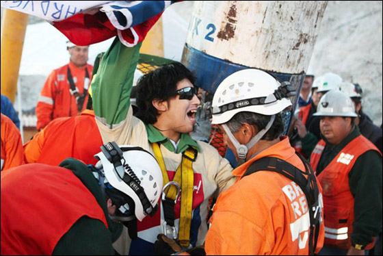 بعد سنوات.. 5 من عمال المنجم الناجين يتممون مراسم زواجهم! صورة رقم 30 بعد سنوات.. 5 من عمال المنجم الناجين يتممون مراسم زواجهم! صورة رقم 30