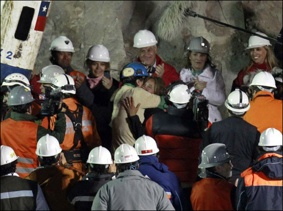 بعد سنوات.. 5 من عمال المنجم الناجين يتممون مراسم زواجهم! صورة رقم 22 بعد سنوات.. 5 من عمال المنجم الناجين يتممون مراسم زواجهم! صورة رقم 22