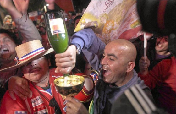 بعد سنوات.. 5 من عمال المنجم الناجين يتممون مراسم زواجهم! صورة رقم 35 بعد سنوات.. 5 من عمال المنجم الناجين يتممون مراسم زواجهم! صورة رقم 35