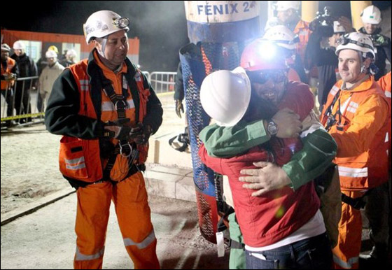 بعد سنوات.. 5 من عمال المنجم الناجين يتممون مراسم زواجهم! صورة رقم 31 بعد سنوات.. 5 من عمال المنجم الناجين يتممون مراسم زواجهم! صورة رقم 31