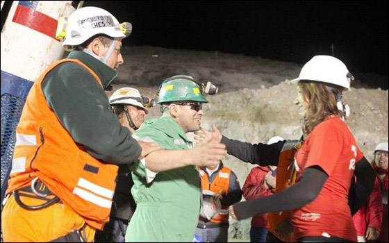 بعد سنوات.. 5 من عمال المنجم الناجين يتممون مراسم زواجهم! صورة رقم 19 بعد سنوات.. 5 من عمال المنجم الناجين يتممون مراسم زواجهم! صورة رقم 19