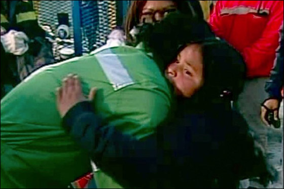 بعد سنوات.. 5 من عمال المنجم الناجين يتممون مراسم زواجهم! صورة رقم 33 بعد سنوات.. 5 من عمال المنجم الناجين يتممون مراسم زواجهم! صورة رقم 33