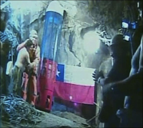 بعد سنوات.. 5 من عمال المنجم الناجين يتممون مراسم زواجهم! صورة رقم 26 بعد سنوات.. 5 من عمال المنجم الناجين يتممون مراسم زواجهم! صورة رقم 26