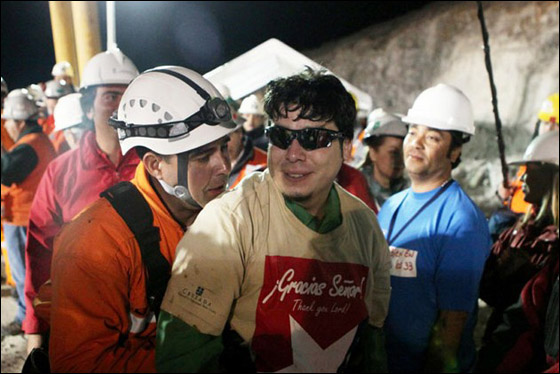 بعد سنوات.. 5 من عمال المنجم الناجين يتممون مراسم زواجهم! صورة رقم 13 بعد سنوات.. 5 من عمال المنجم الناجين يتممون مراسم زواجهم! صورة رقم 13