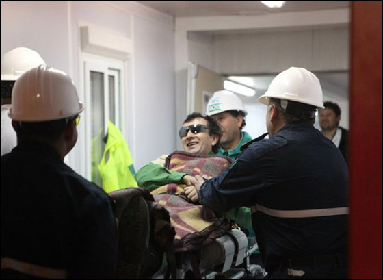 بعد سنوات.. 5 من عمال المنجم الناجين يتممون مراسم زواجهم! صورة رقم 21 بعد سنوات.. 5 من عمال المنجم الناجين يتممون مراسم زواجهم! صورة رقم 21