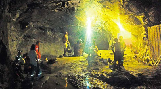 بعد سنوات.. 5 من عمال المنجم الناجين يتممون مراسم زواجهم! صورة رقم 6 بعد سنوات.. 5 من عمال المنجم الناجين يتممون مراسم زواجهم! صورة رقم 6