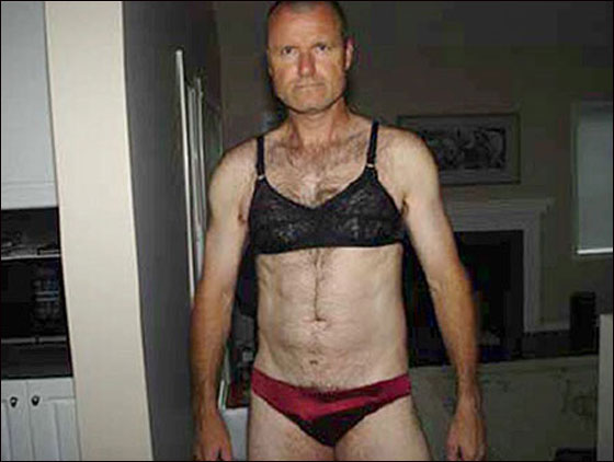 الطيار الذي اؤتمن على حياة الملكة اليزابيث قاتل ومغتصب! صورة رقم 3 الطيار الذي اؤتمن على حياة الملكة اليزابيث قاتل ومغتصب! صورة رقم 3