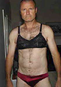 الطيار الذي اؤتمن على حياة الملكة اليزابيث قاتل ومغتصب! صورة رقم 1 الطيار الذي اؤتمن على حياة الملكة اليزابيث قاتل ومغتصب! صورة رقم 1