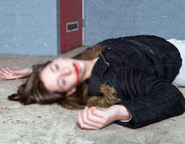 دهسها الشرطي ثم جاء الاسعاف لانقاذها فدهسها مرة اخرى! صورة رقم 1