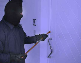 احتفلا بزفافهما ليندبا حظهما بعد سرقة منزلهما في نفس الليلة! صورة رقم 1 احتفلا بزفافهما ليندبا حظهما بعد سرقة منزلهما في نفس الليلة! صورة رقم 1