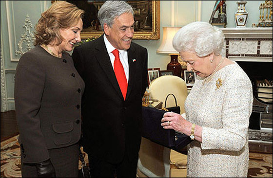 هدية.. صخرة ثمينة لملكة بريطانيا من منجم تشيلي! صورة رقم 1 هدية.. صخرة ثمينة لملكة بريطانيا من منجم تشيلي! صورة رقم 1