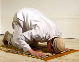 يعتدي بالضرب المبرح على امام مسجد أثناء الصلاة! صورة رقم 1