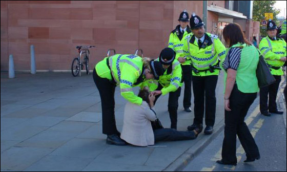 نزعوا وجه الرئيس البريطاني عنها.. واعتذروا لها! صورة رقم 2