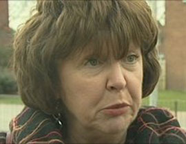 نزعوا وجه الرئيس البريطاني عنها.. واعتذروا لها! صورة رقم 1