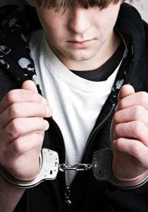 الإمارات: أراد أن يؤدب ابنه.. فقيده بسلاسل حديدية! صورة رقم 1