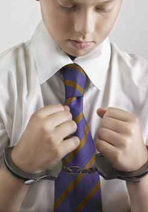 الإمارات: أراد أن يؤدب ابنه.. فقيده بسلاسل حديدية! صورة رقم 2