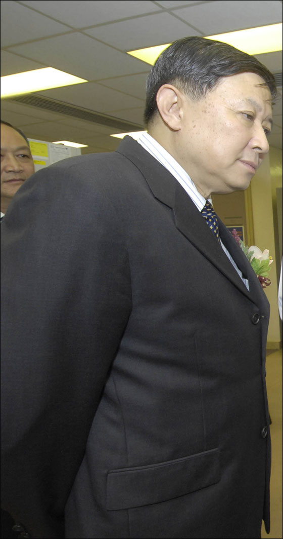 وزير هونغ كونغ يطالب المسؤولين بتخفيض اوزانهم!! صورة رقم 1