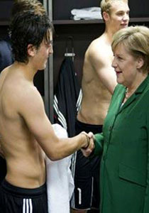 مصافحة المستشارة الألمانية ميركل للاعب أوزيل تحدث أزمة سياسية! صورة رقم 1 مصافحة المستشارة الألمانية ميركل للاعب أوزيل تحدث أزمة سياسية! صورة رقم 1