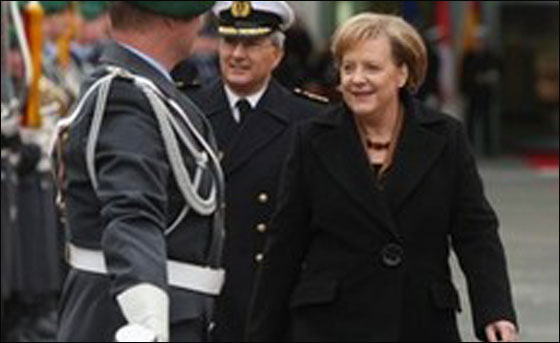 مصافحة المستشارة الألمانية ميركل للاعب أوزيل تحدث أزمة سياسية! صورة رقم 3 مصافحة المستشارة الألمانية ميركل للاعب أوزيل تحدث أزمة سياسية! صورة رقم 3