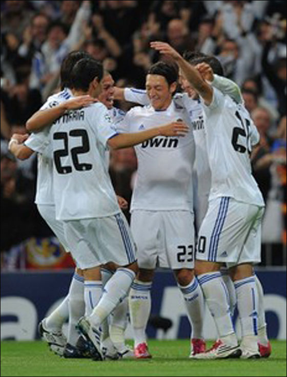 مصافحة المستشارة الألمانية ميركل للاعب أوزيل تحدث أزمة سياسية! صورة رقم 10 مصافحة المستشارة الألمانية ميركل للاعب أوزيل تحدث أزمة سياسية! صورة رقم 10