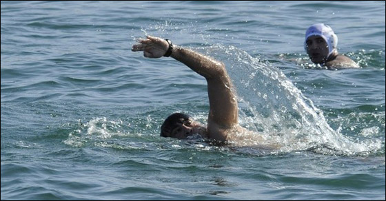 أمام المصورين.. ساكاشفيلي عاري الصدر متحدياً بوتين! صورة رقم 5 أمام المصورين.. ساكاشفيلي عاري الصدر متحدياً بوتين! صورة رقم 5