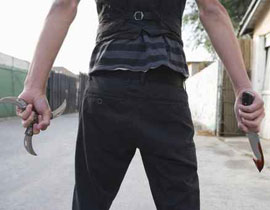 انتقاما لابنتها.. استأجرت بلطجية لتمزيق ملابس المعلمات والطالبات! صورة رقم 1 انتقاما لابنتها.. استأجرت بلطجية لتمزيق ملابس المعلمات والطالبات! صورة رقم 1