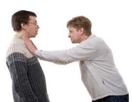 عجوزان اقتحما موكب الجنازة فتعرّضا لضرب مبرح! صورة رقم 1