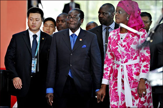 رئيس زمبابوي يكتشف خيانات زوجته وشخص ما سيقتل قريبا! صورة رقم 3 رئيس زمبابوي يكتشف خيانات زوجته وشخص ما سيقتل قريبا! صورة رقم 3