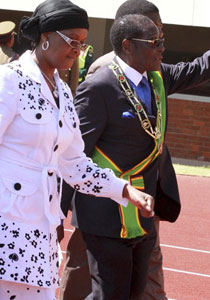 رئيس زمبابوي يكتشف خيانات زوجته وشخص ما سيقتل قريبا! صورة رقم 1 رئيس زمبابوي يكتشف خيانات زوجته وشخص ما سيقتل قريبا! صورة رقم 1