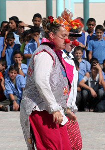 مهرجون بريطانيون يرسمون البسمة على شفاه أطفال غزة! صورة رقم 1 مهرجون بريطانيون يرسمون البسمة على شفاه أطفال غزة! صورة رقم 1