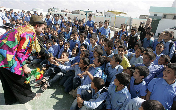 مهرجون بريطانيون يرسمون البسمة على شفاه أطفال غزة! صورة رقم 4 مهرجون بريطانيون يرسمون البسمة على شفاه أطفال غزة! صورة رقم 4