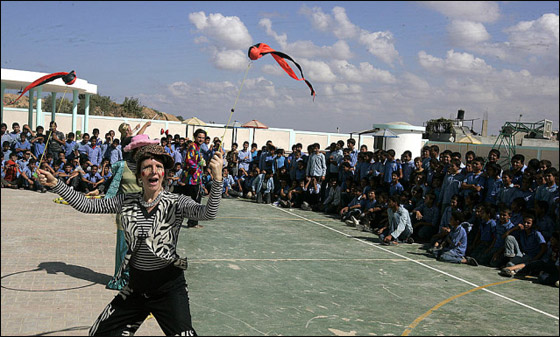 مهرجون بريطانيون يرسمون البسمة على شفاه أطفال غزة! صورة رقم 19 مهرجون بريطانيون يرسمون البسمة على شفاه أطفال غزة! صورة رقم 19