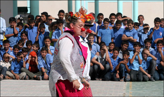 مهرجون بريطانيون يرسمون البسمة على شفاه أطفال غزة! صورة رقم 7 مهرجون بريطانيون يرسمون البسمة على شفاه أطفال غزة! صورة رقم 7