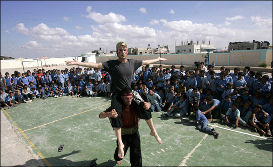 مهرجون بريطانيون يرسمون البسمة على شفاه أطفال غزة! صورة رقم 12 مهرجون بريطانيون يرسمون البسمة على شفاه أطفال غزة! صورة رقم 12