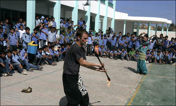 مهرجون بريطانيون يرسمون البسمة على شفاه أطفال غزة! صورة رقم 17 مهرجون بريطانيون يرسمون البسمة على شفاه أطفال غزة! صورة رقم 17