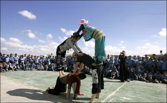 مهرجون بريطانيون يرسمون البسمة على شفاه أطفال غزة! صورة رقم 13 مهرجون بريطانيون يرسمون البسمة على شفاه أطفال غزة! صورة رقم 13