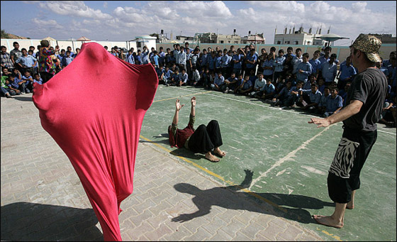 مهرجون بريطانيون يرسمون البسمة على شفاه أطفال غزة! صورة رقم 21 مهرجون بريطانيون يرسمون البسمة على شفاه أطفال غزة! صورة رقم 21