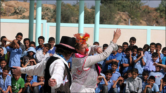 مهرجون بريطانيون يرسمون البسمة على شفاه أطفال غزة! صورة رقم 14 مهرجون بريطانيون يرسمون البسمة على شفاه أطفال غزة! صورة رقم 14