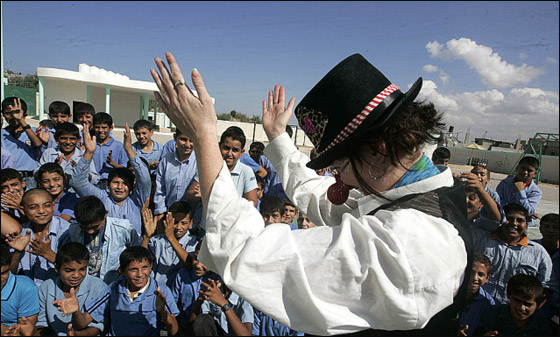 مهرجون بريطانيون يرسمون البسمة على شفاه أطفال غزة! صورة رقم 9 مهرجون بريطانيون يرسمون البسمة على شفاه أطفال غزة! صورة رقم 9