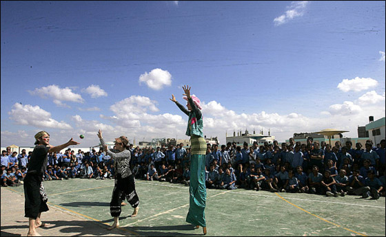 مهرجون بريطانيون يرسمون البسمة على شفاه أطفال غزة! صورة رقم 8 مهرجون بريطانيون يرسمون البسمة على شفاه أطفال غزة! صورة رقم 8