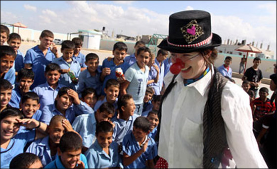 مهرجون بريطانيون يرسمون البسمة على شفاه أطفال غزة! صورة رقم 20 مهرجون بريطانيون يرسمون البسمة على شفاه أطفال غزة! صورة رقم 20