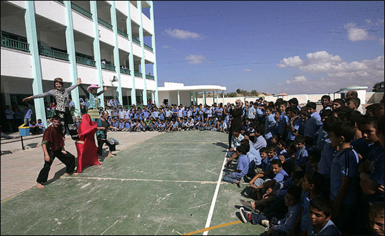 مهرجون بريطانيون يرسمون البسمة على شفاه أطفال غزة! صورة رقم 2 مهرجون بريطانيون يرسمون البسمة على شفاه أطفال غزة! صورة رقم 2