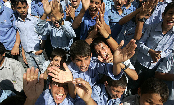 مهرجون بريطانيون يرسمون البسمة على شفاه أطفال غزة! صورة رقم 15 مهرجون بريطانيون يرسمون البسمة على شفاه أطفال غزة! صورة رقم 15