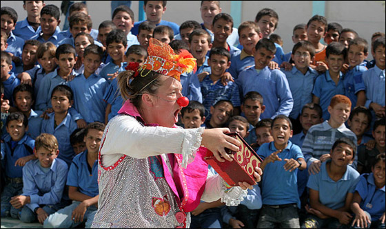 مهرجون بريطانيون يرسمون البسمة على شفاه أطفال غزة! صورة رقم 5 مهرجون بريطانيون يرسمون البسمة على شفاه أطفال غزة! صورة رقم 5