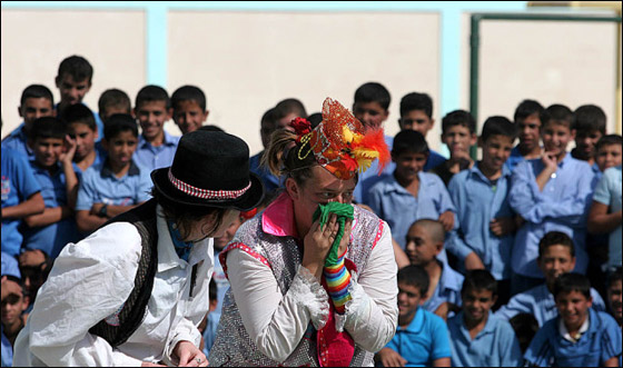 مهرجون بريطانيون يرسمون البسمة على شفاه أطفال غزة! صورة رقم 6 مهرجون بريطانيون يرسمون البسمة على شفاه أطفال غزة! صورة رقم 6