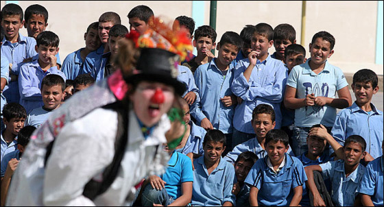 مهرجون بريطانيون يرسمون البسمة على شفاه أطفال غزة! صورة رقم 10 مهرجون بريطانيون يرسمون البسمة على شفاه أطفال غزة! صورة رقم 10