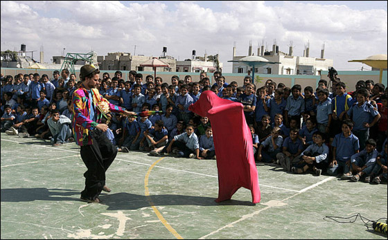 مهرجون بريطانيون يرسمون البسمة على شفاه أطفال غزة! صورة رقم 16 مهرجون بريطانيون يرسمون البسمة على شفاه أطفال غزة! صورة رقم 16