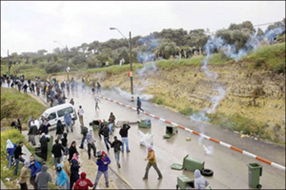 مواجهات واعتقالات وقنابل مسيلة للدموع في أم الفحم صورة رقم 4 مواجهات واعتقالات وقنابل مسيلة للدموع في أم الفحم صورة رقم 4